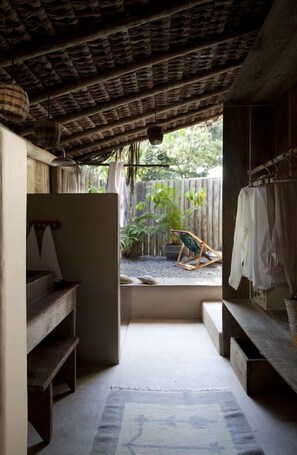 Villa exclusiva, 1 habitación, lanai, en el área del jardín | Baño | Regadera, amenidades de baño de diseñador, secadora de cabello, batas 