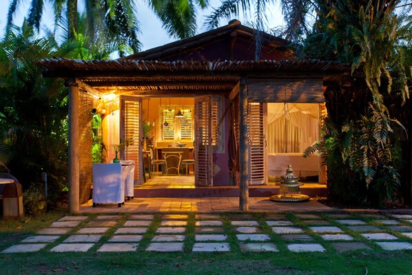 Bungalow superior, 1 cama King size, cocina, vista a la alberca | Sábanas de algodón egipcio, ropa de cama de alta calidad y minibar 