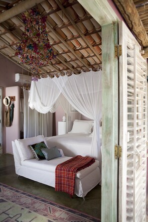 Bungalow superior, 1 cama King size, cocina, vista a la alberca | Sábanas de algod�ón egipcio, ropa de cama de alta calidad y minibar 