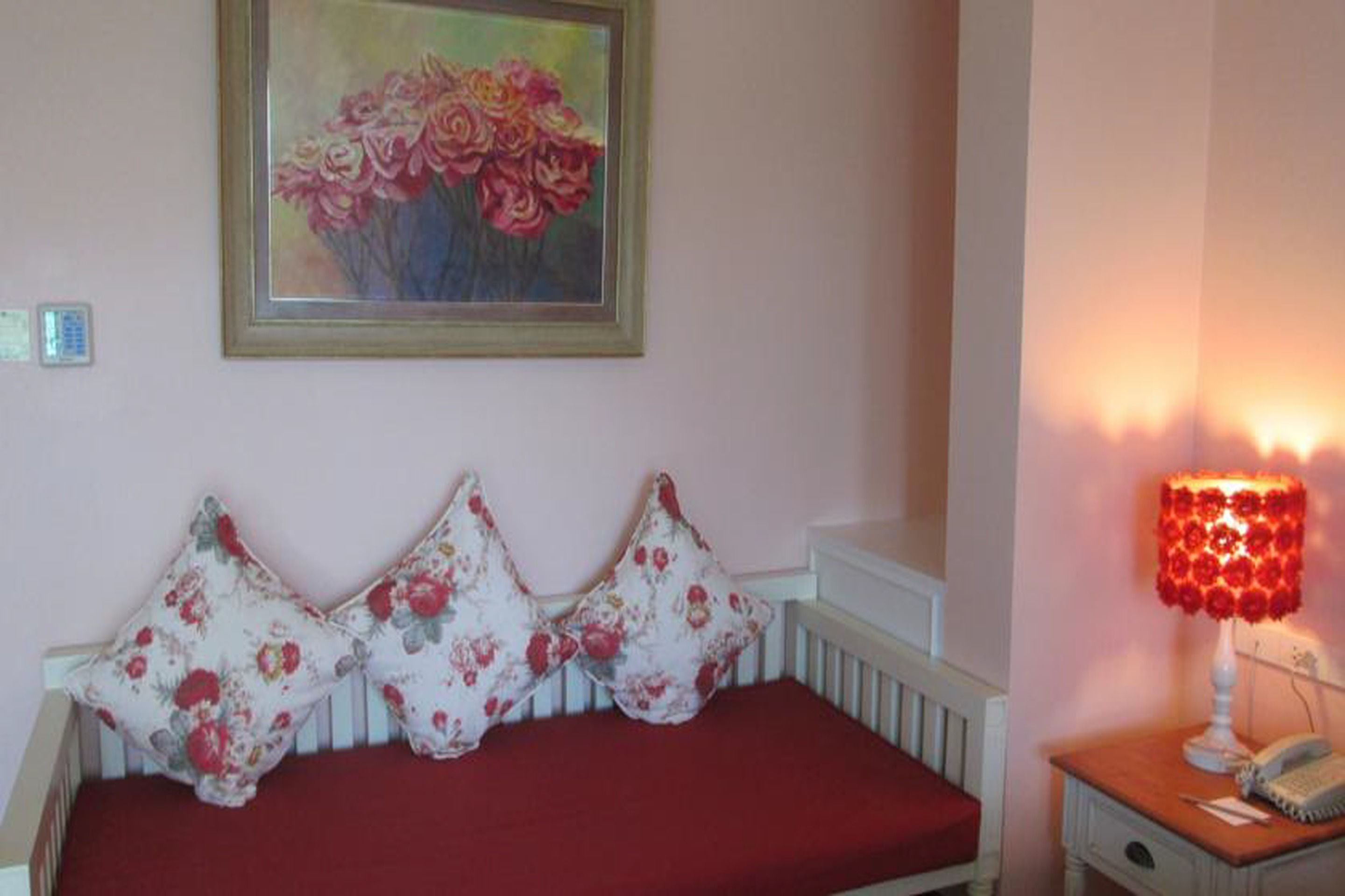 grand deluxe room | minibar, in-room safe, desk, free cots/infant beds