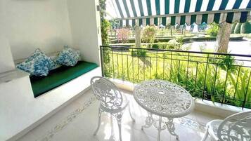 Grand deluxe room | Minibaari, tallelokero huoneessa, työpöytä, ilmaiset vauvansängyt