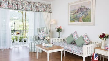 Mini suite room | Oppholdsområde | En 42-tommers LCD-TV med kabel-kanaler samt TV