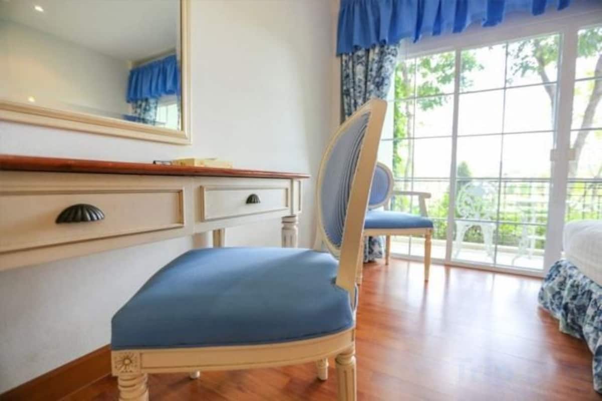 Minibar, in-room safe, desk, free cots/infant beds