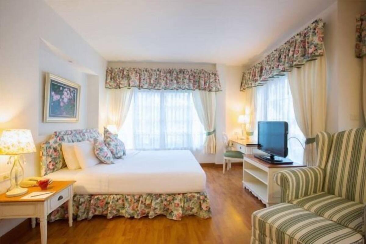 Minibar, in-room safe, desk, cribs (free)