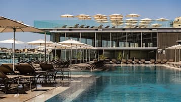 Piscine extérieure (ouverte en saison), parasols de plage