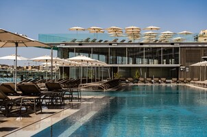 Una piscina al aire libre de temporada, sombrillas
