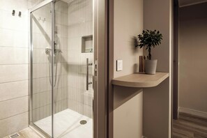 Suite Deluxe, 2 habitaciones, vistas a la ciudad | Baño | Ducha, artículos de higiene personal gratuitos y secador de pelo