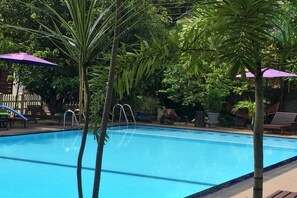 Outdoor pool, sun loungers - Windmill Beach Hotel (Negombo)