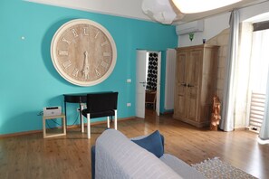 公寓, 陽台 | 起居區 | 48-吋平面電視、衛星頻道、電視、電視遊樂器