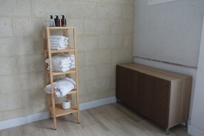 Appartamento Deluxe, 2 Camere da letto, fuori Masseria | Kylpyhuone | Suihku, sadesuihkupää, ilmaiset hygieniatuotteet, hiustenkuivaaja