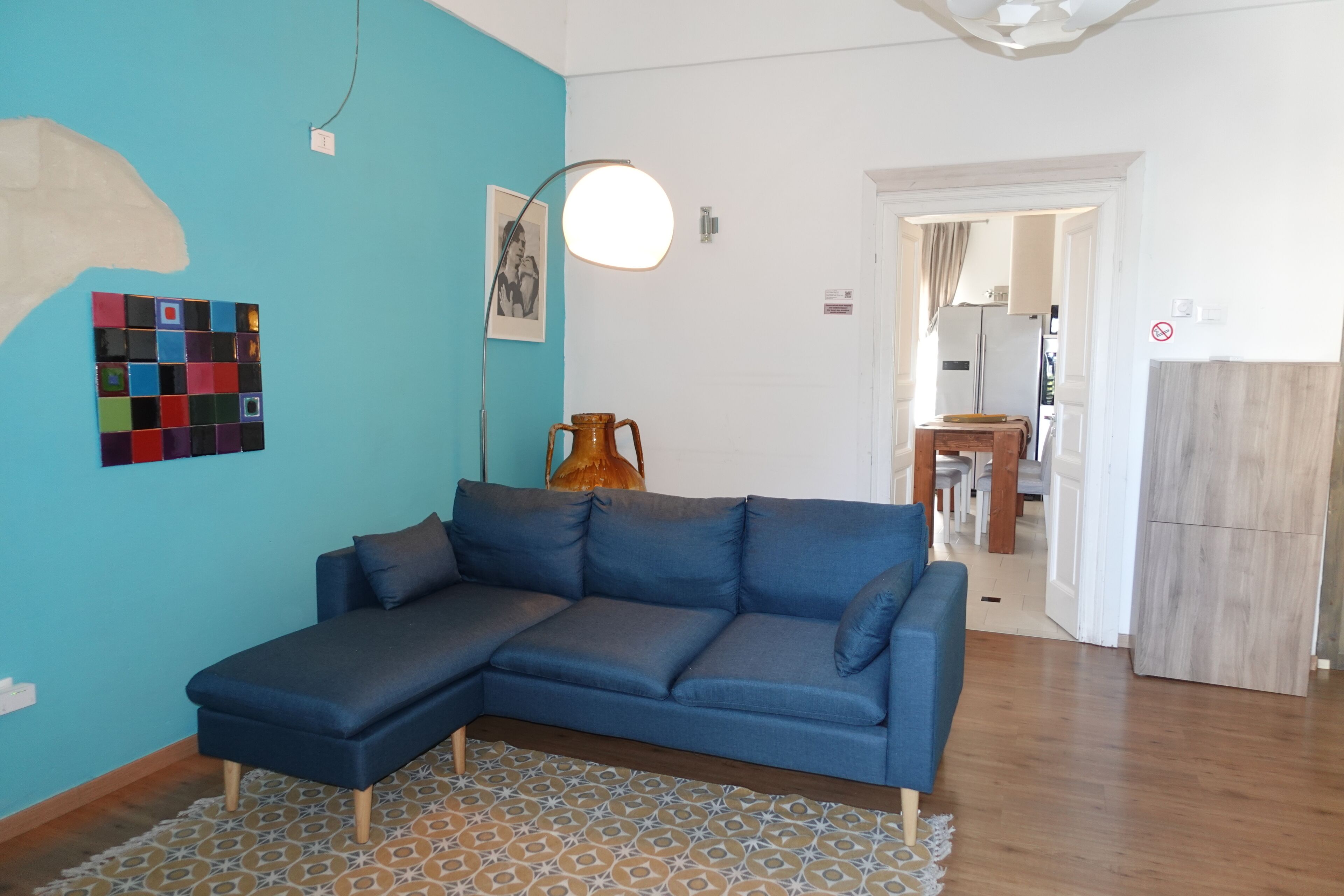 アパートメント バルコニー | リビング エリア | 48 インチの薄型テレビ (衛星放送視聴可)、テレビ、テレビゲーム機