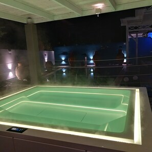 Salas de tratamiento para parejas, sauna y tina de hidromasaje