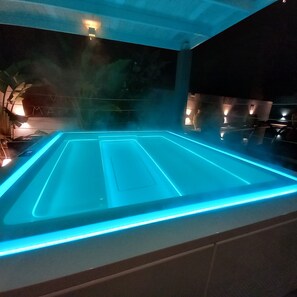 Salas de tratamiento para parejas, sauna y tina de hidromasaje