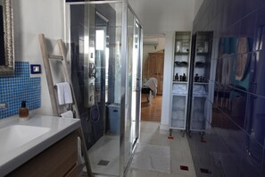 Apartment, Balcony | Bathroom | Shower, rainfall showerhead, free toiletries, hair dryer - Masseria Villa Marchesi (Taranto)