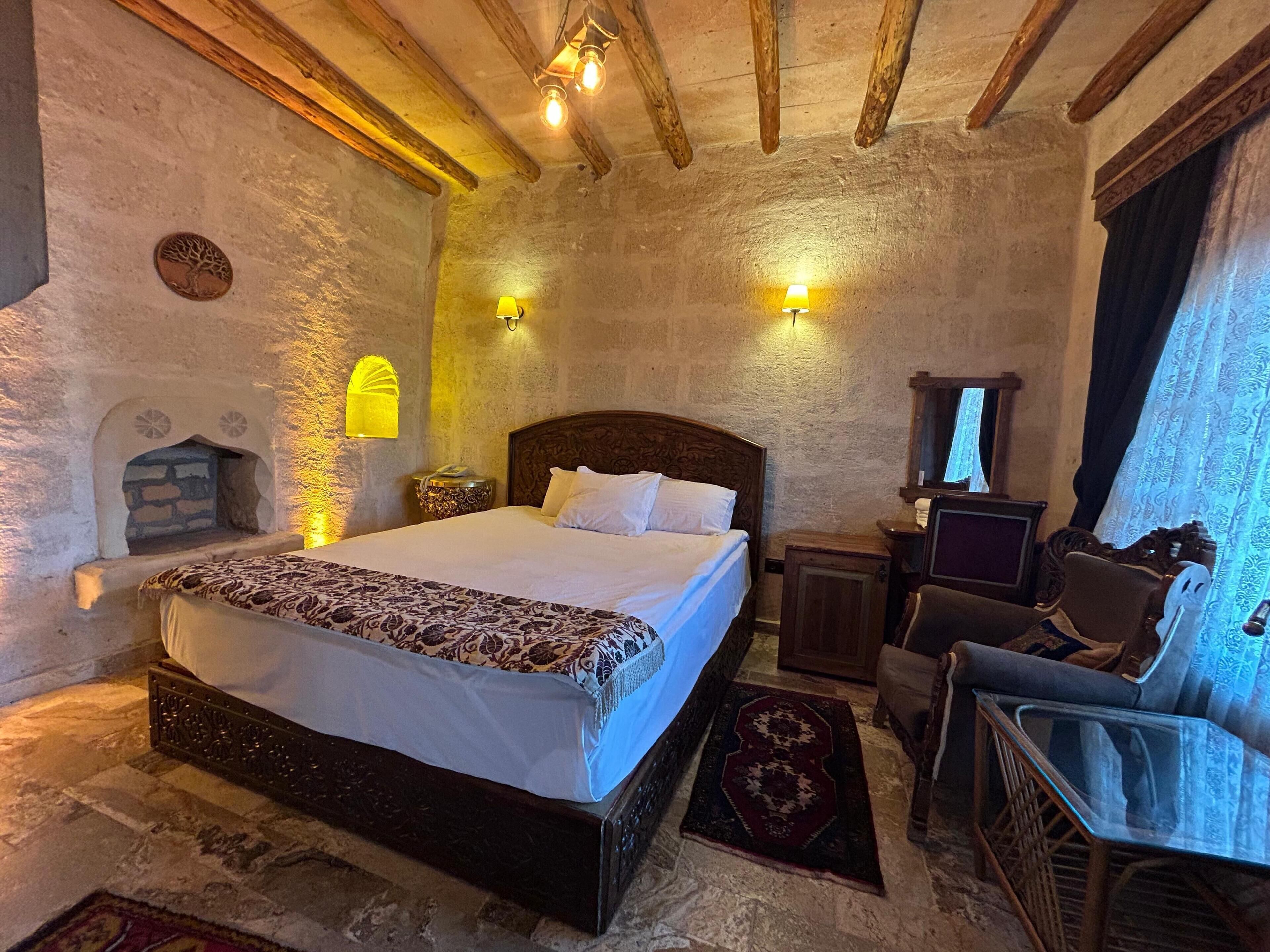 Superior Room, 1 Queen Bed | Premium bedding, minibar, in-room safe, desk