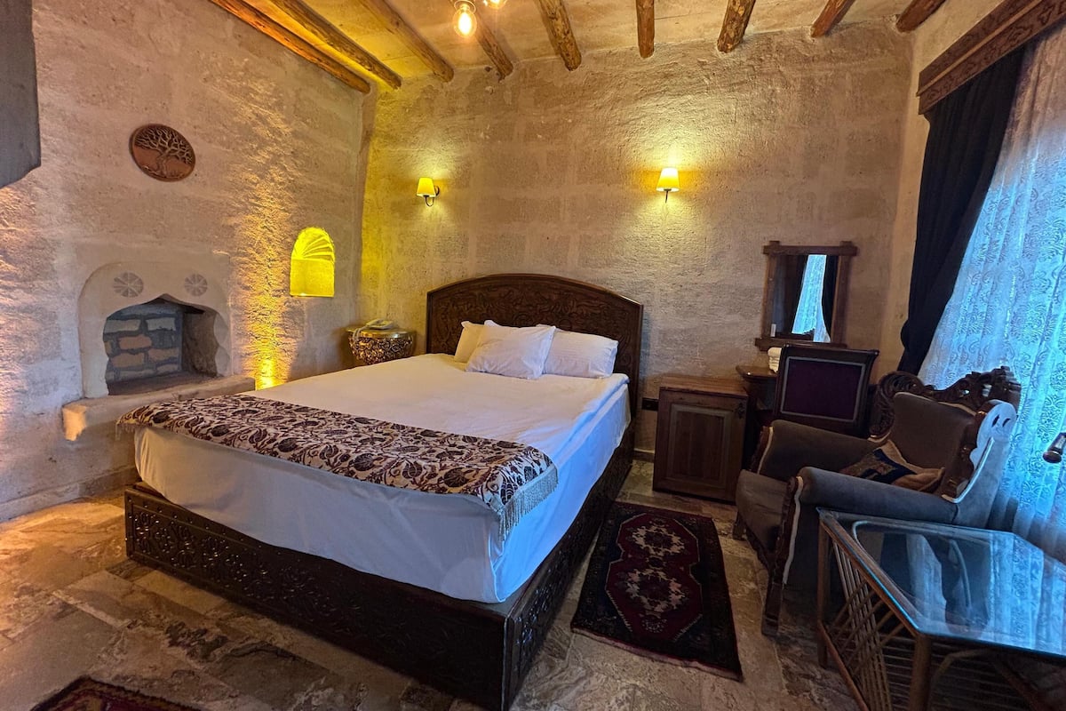 Superior Room, 1 Queen Bed | Premium bedding, minibar, in-room safe, desk