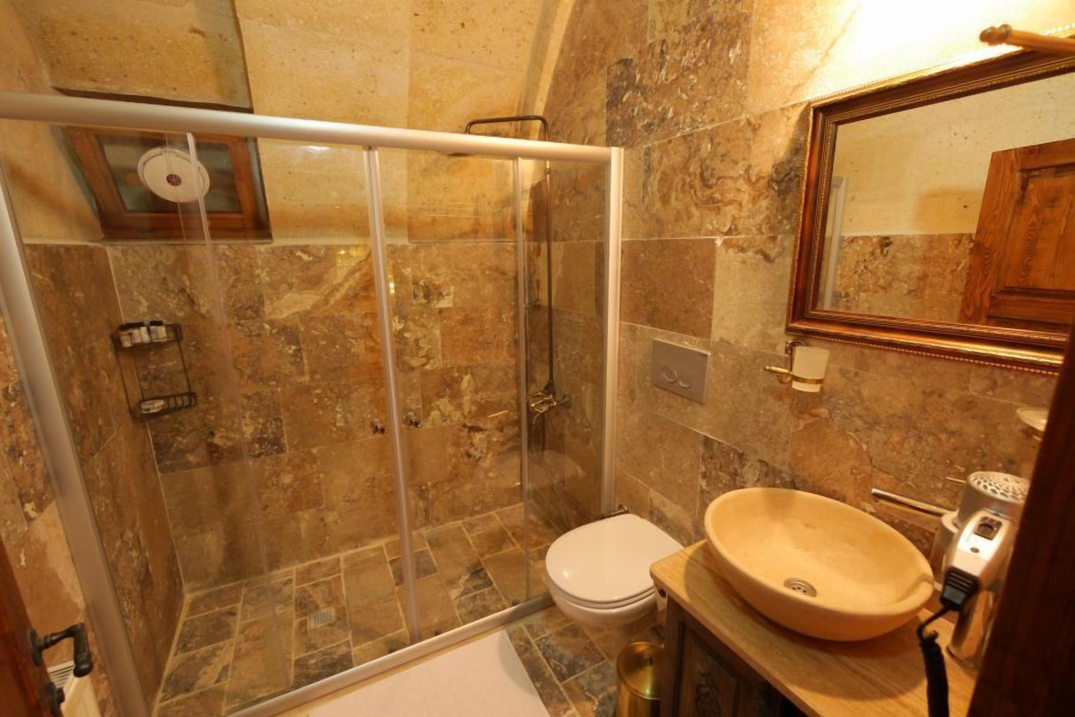 deluxe triple room | bathroom | free toiletries, hair dryer, towels