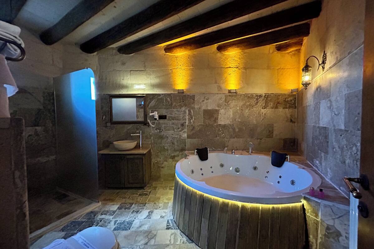 deluxe suite | bathroom | free toiletries, hair dryer, towels