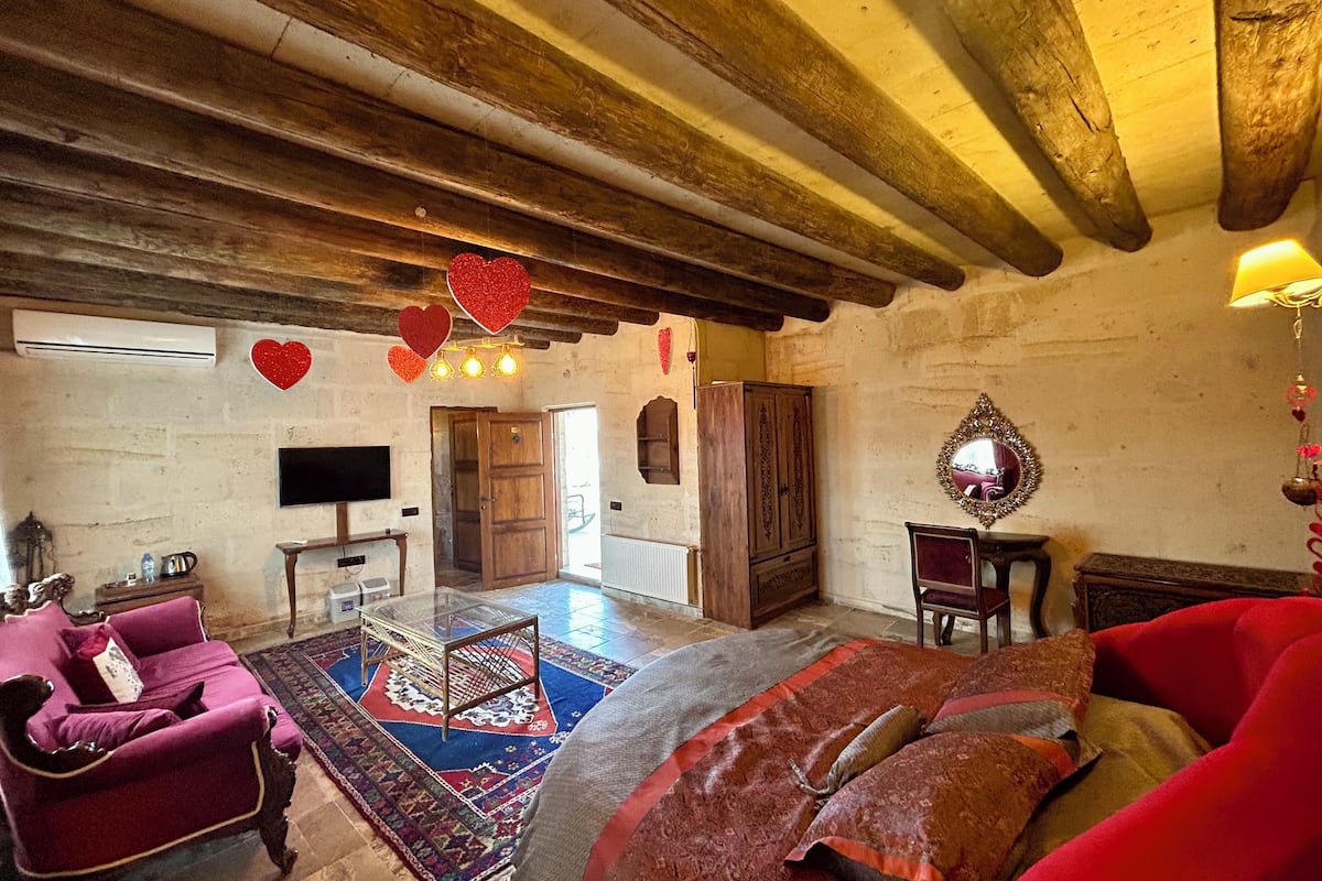 deluxe suite | premium bedding, minibar, in-room safe, desk