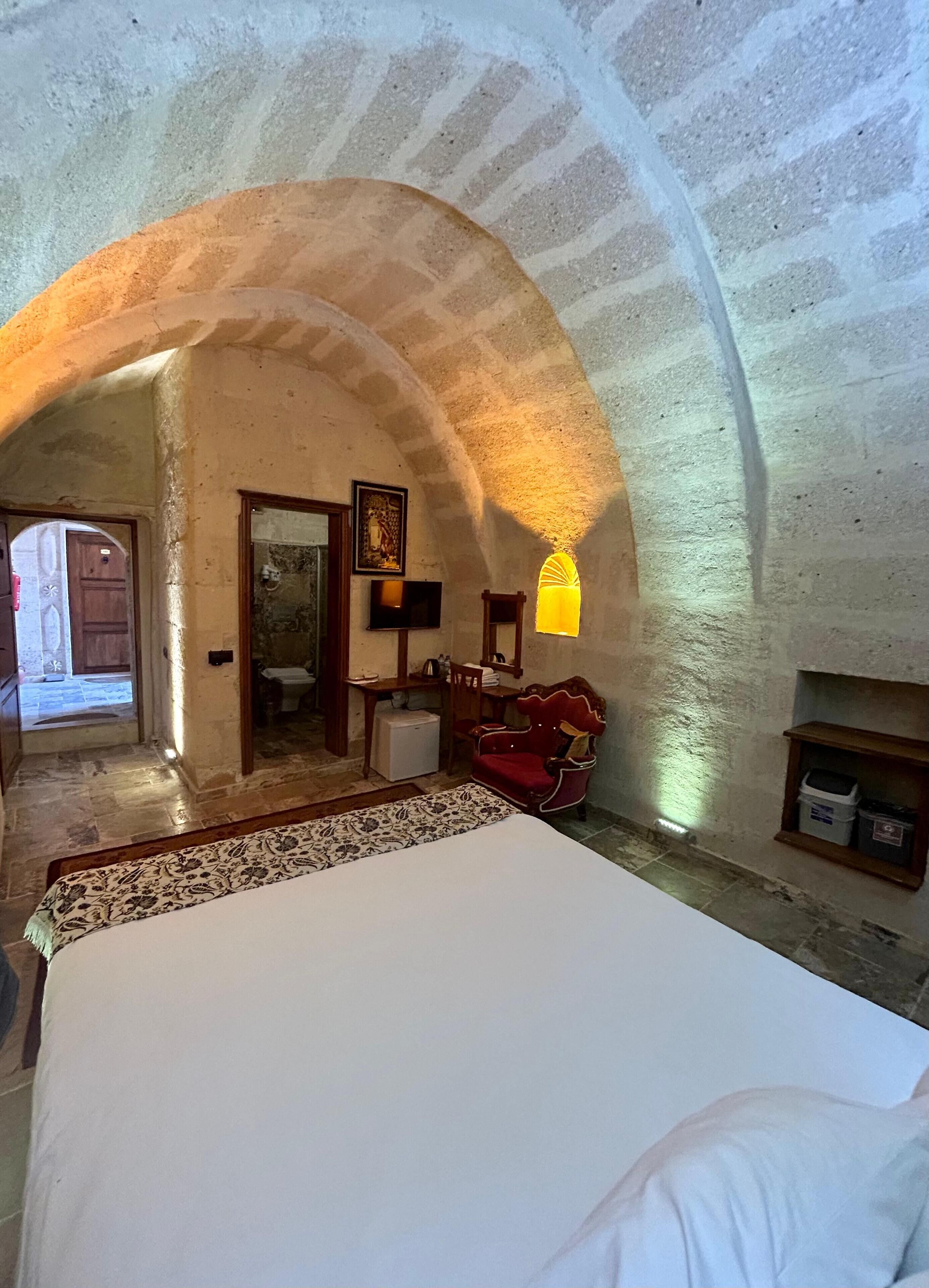 superior room, 1 queen bed | premium bedding, minibar, in-room safe, desk