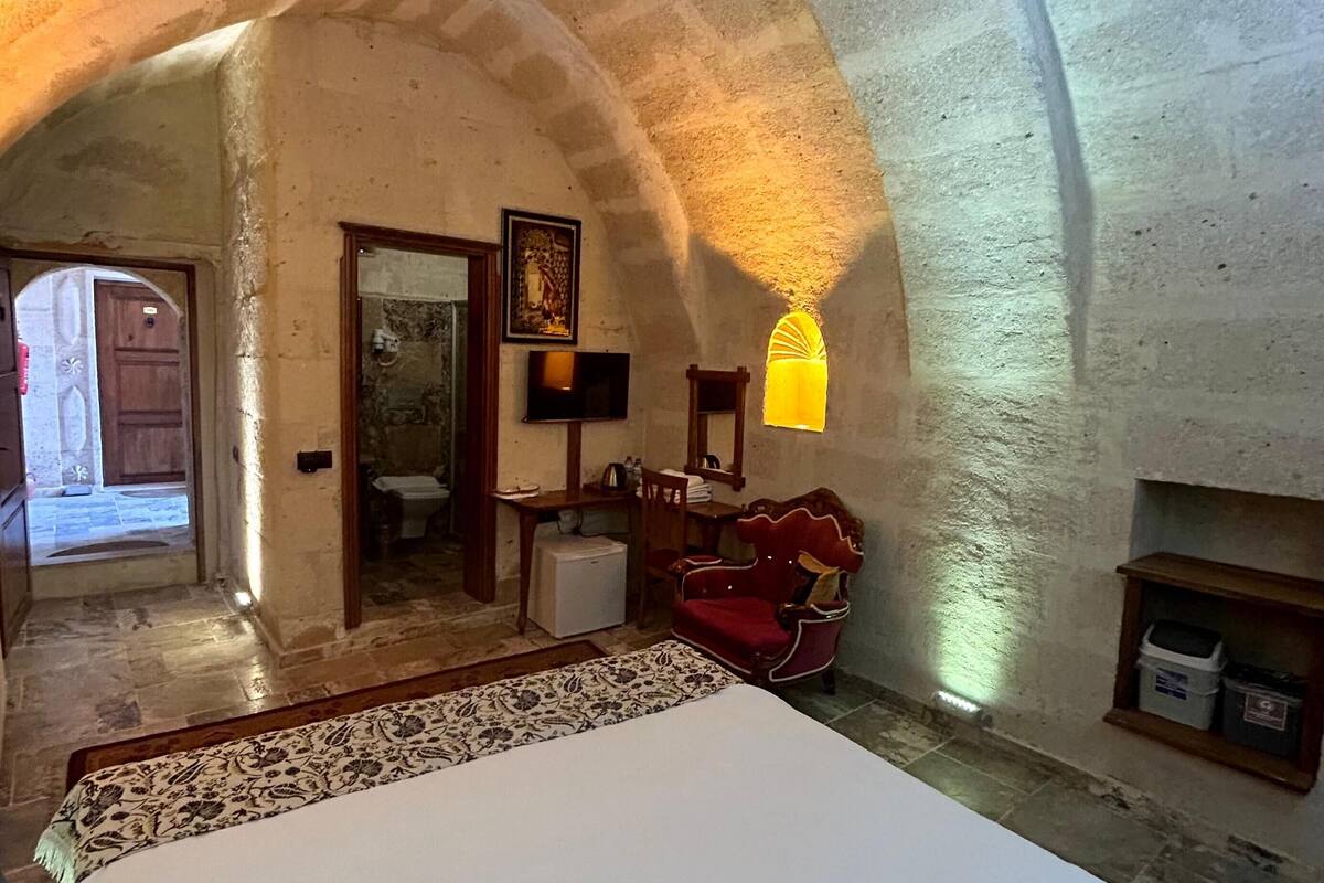 superior room, 1 queen bed | premium bedding, minibar, in-room safe, desk