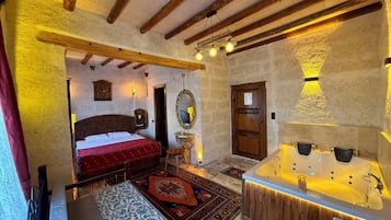 Royal Double Room | Premium bedding, minibar, in-room safe, desk