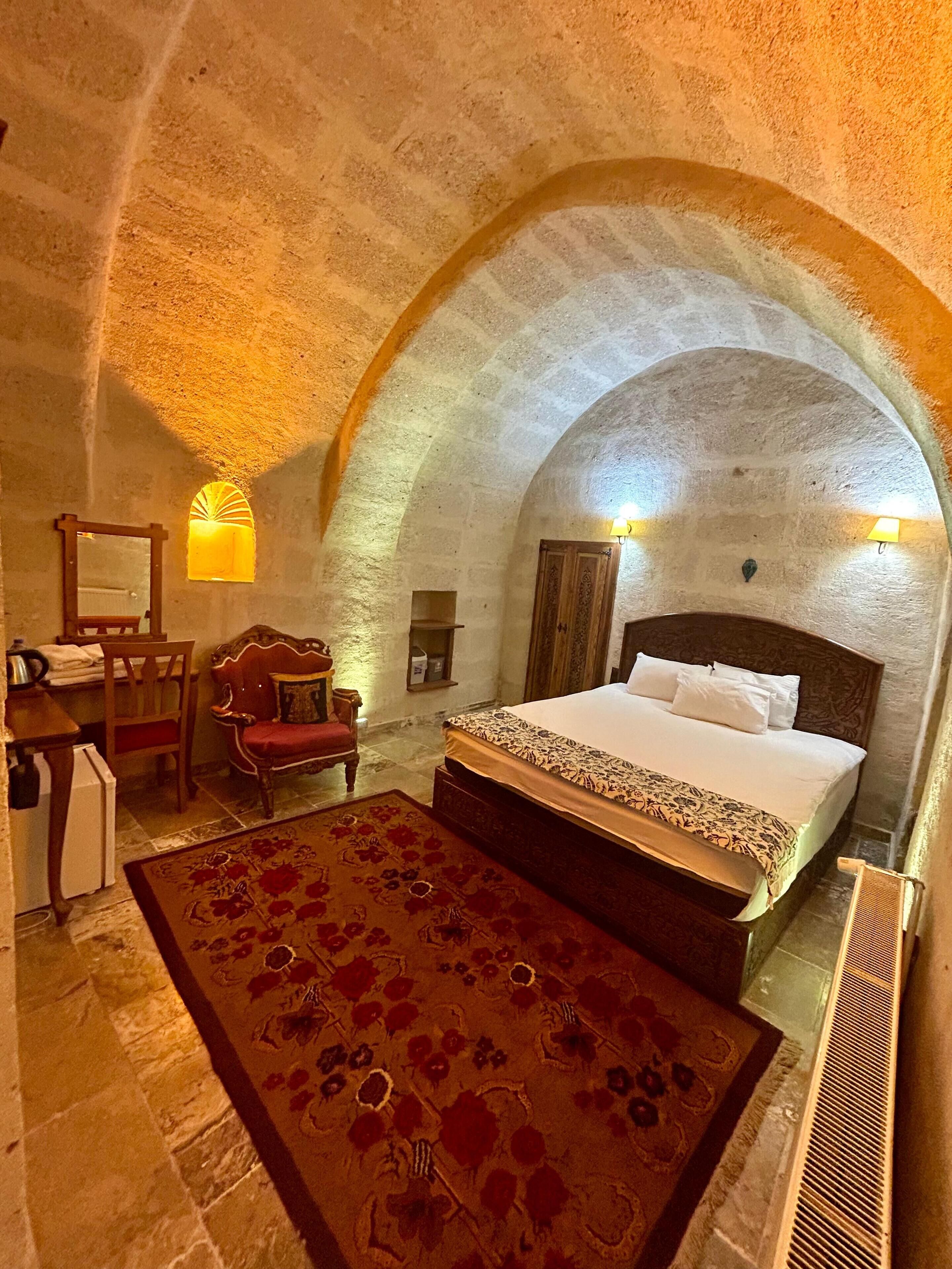 superior room, 1 queen bed | premium bedding, minibar, in-room safe, desk