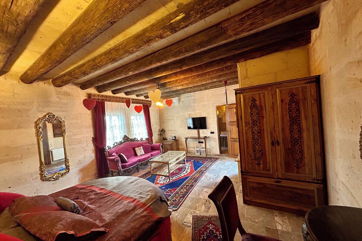 deluxe suite | premium bedding, minibar, in-room safe, desk