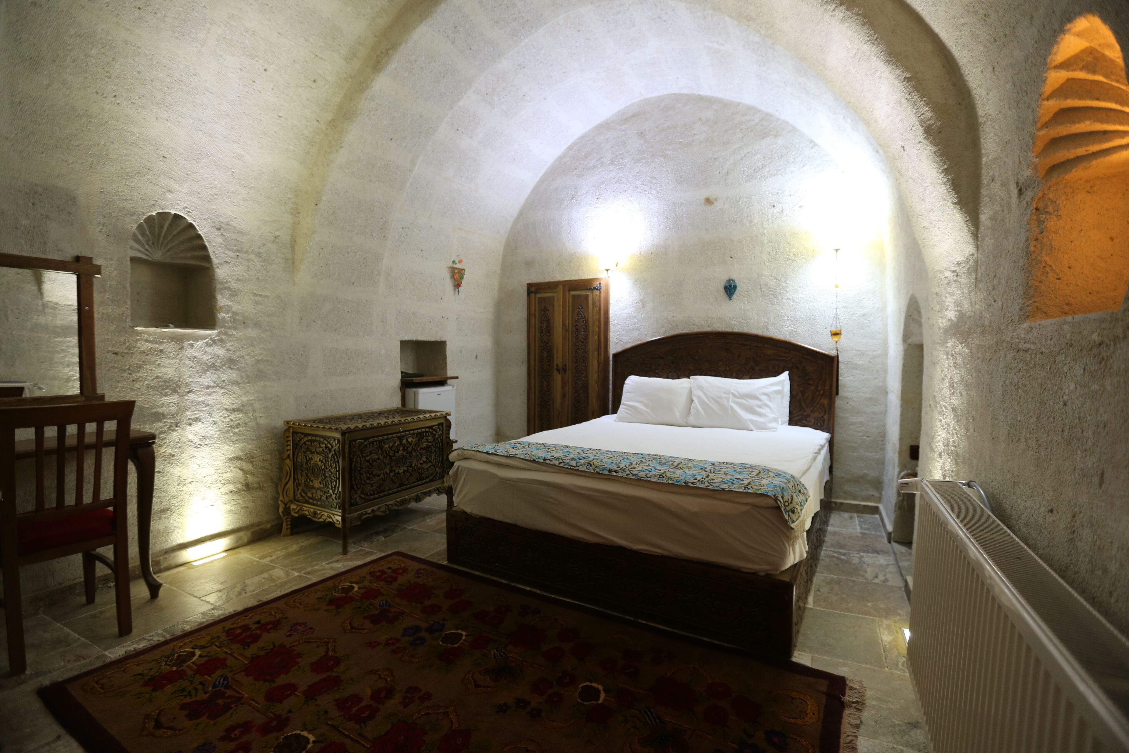 deluxe double room | living area | 32-inch flat-screen tv with cable channels, tv