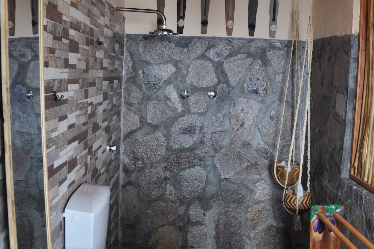 shower, free toiletries, towels