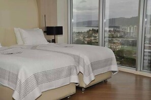 Chambre Deluxe Double ou avec lits jumeaux, vue mer | Literie de qualité supérieure, minibar, coffres-forts dans les chambres