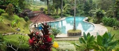 Kolam renang outdoor