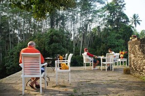 朝食、ランチ、ディナーに営業
