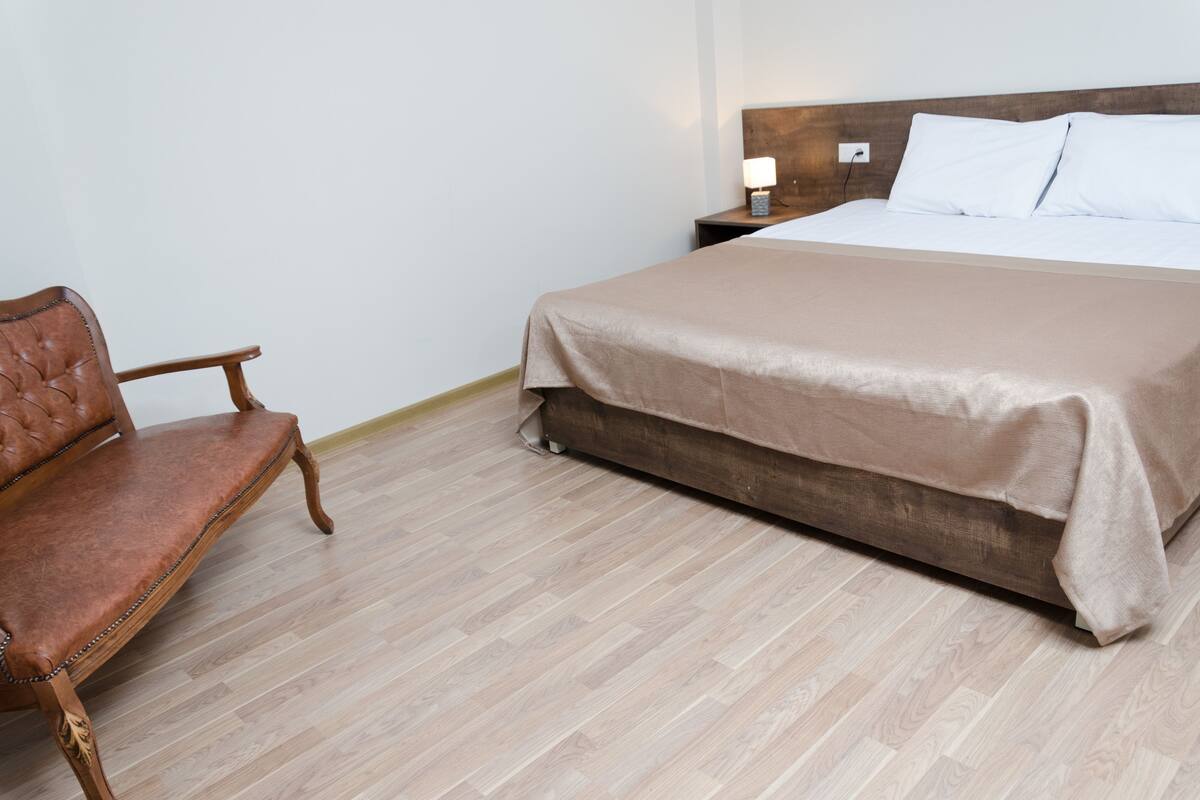 Ropa de cama de alta calidad y caja de seguridad en la habitación 