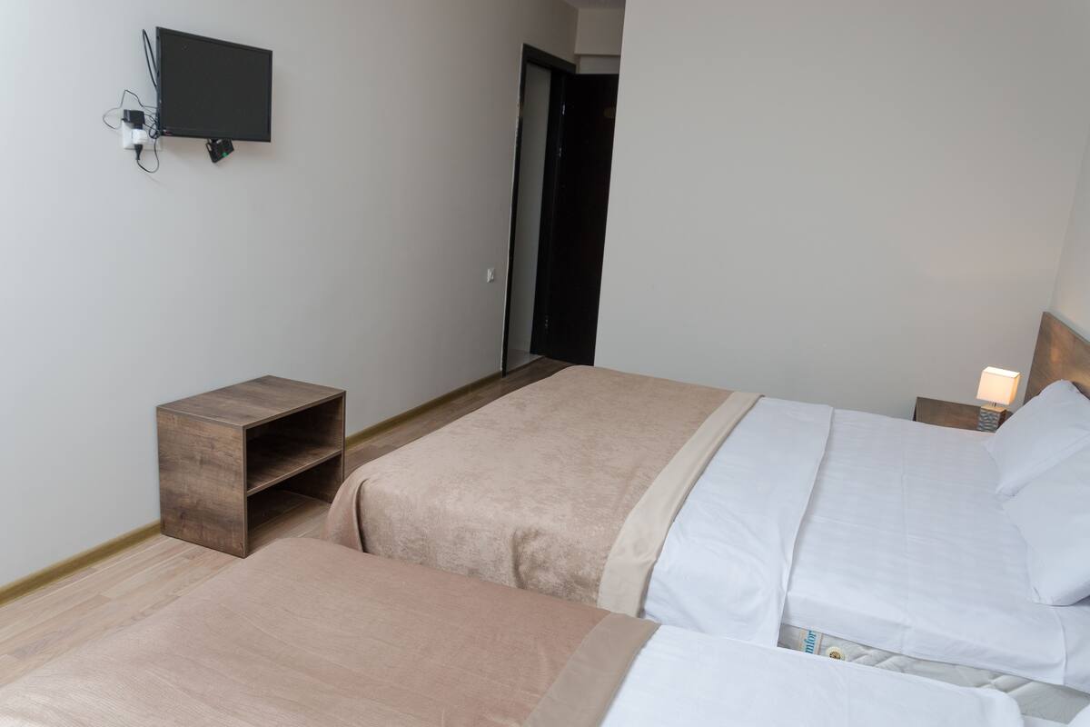 Ropa de cama de alta calidad y caja de seguridad en la habitación 