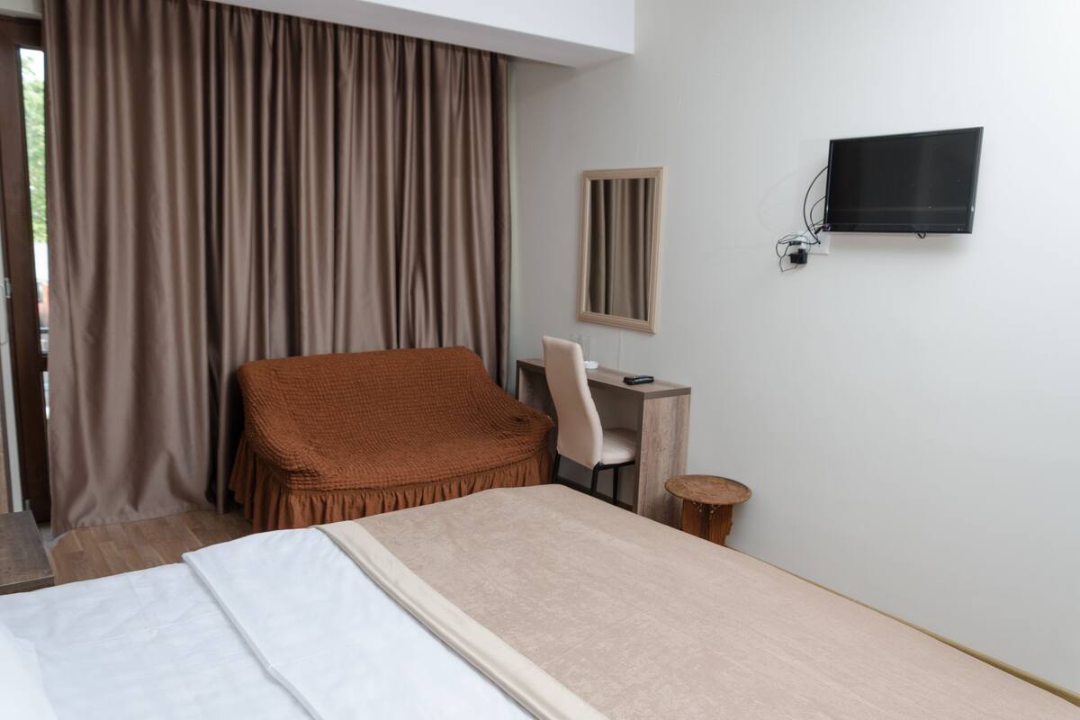 Ropa de cama de alta calidad y caja de seguridad en la habitación 