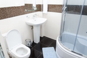 Bruser, gratis toiletartikler, hårtørrer, håndklæder