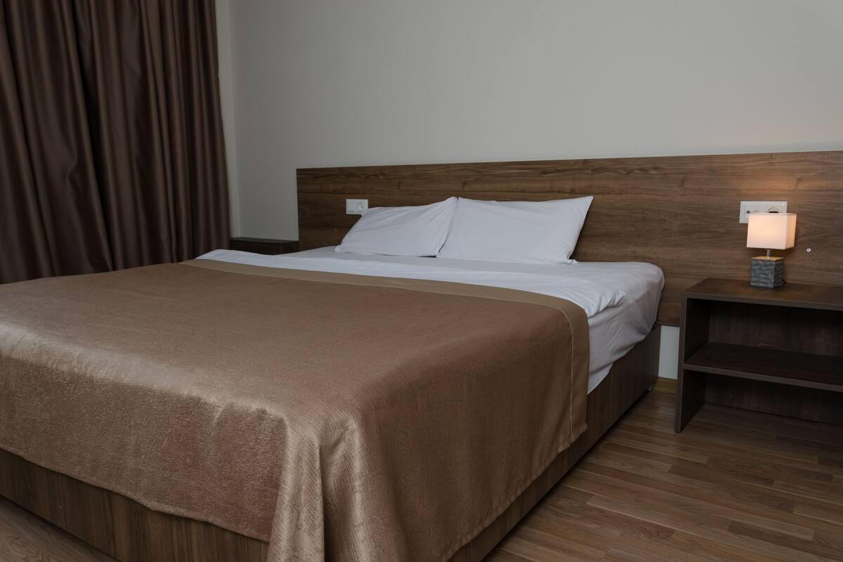 Ropa de cama de alta calidad y caja de seguridad en la habitación 