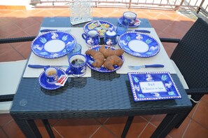 A table set with blue and white plates, cups, and a small sign reading "B&B". - B&B Il Paradiso di Capri (Anacapri)