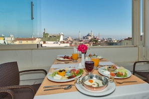 Daily full breakfast (EUR 5 per person)