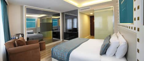 Chambre triple supérieure | Salle de bain | Douche, articles de toilette (gratuits), séchoir à cheveux, pantoufles