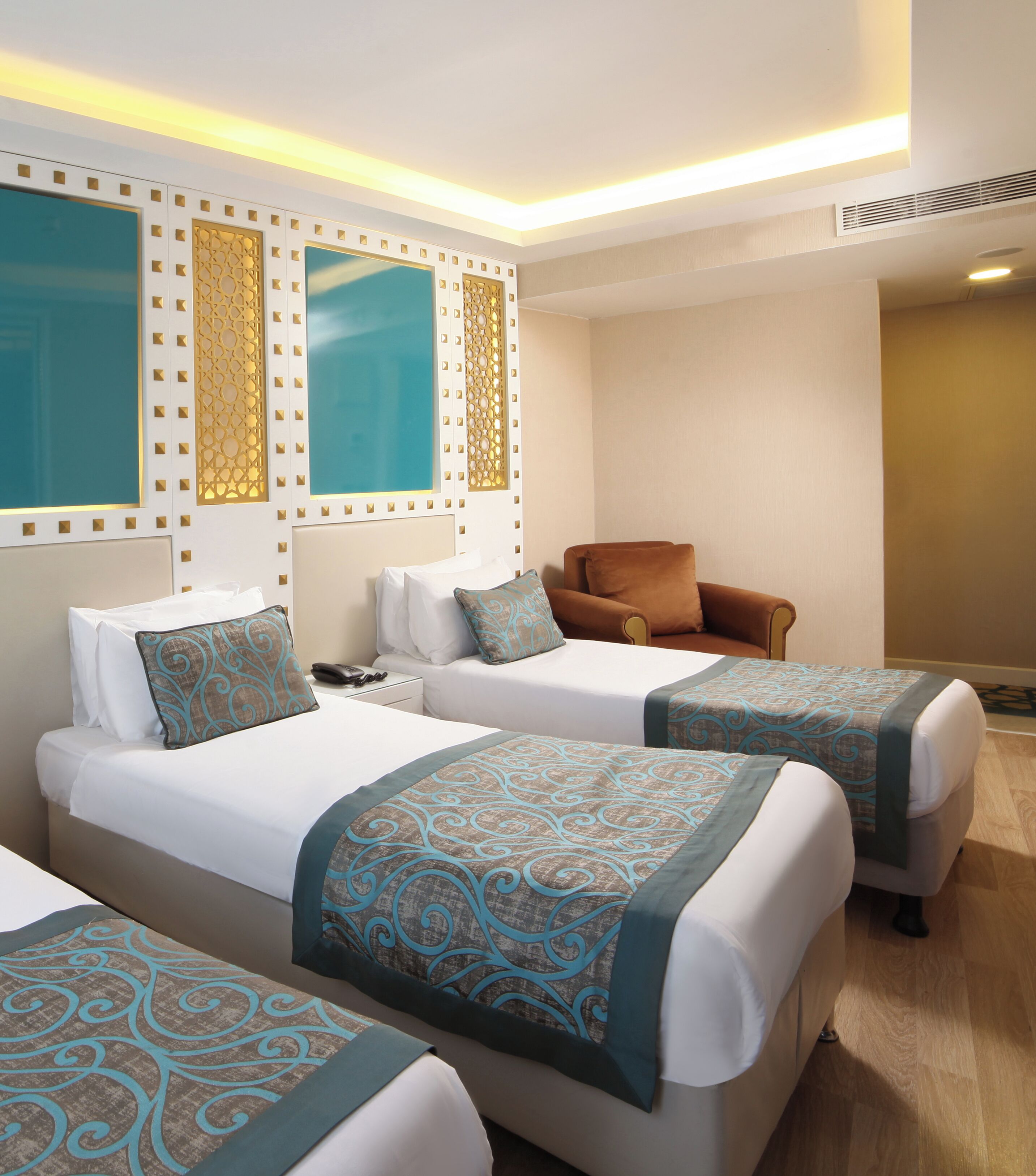 Une chambre d’hôtel avec deux lits, une chaise et des panneaux décoratifs sur les murs.