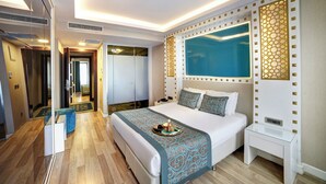 Une chambre d’hôtel moderne avec un grand lit, une table de chevet et un miroir.