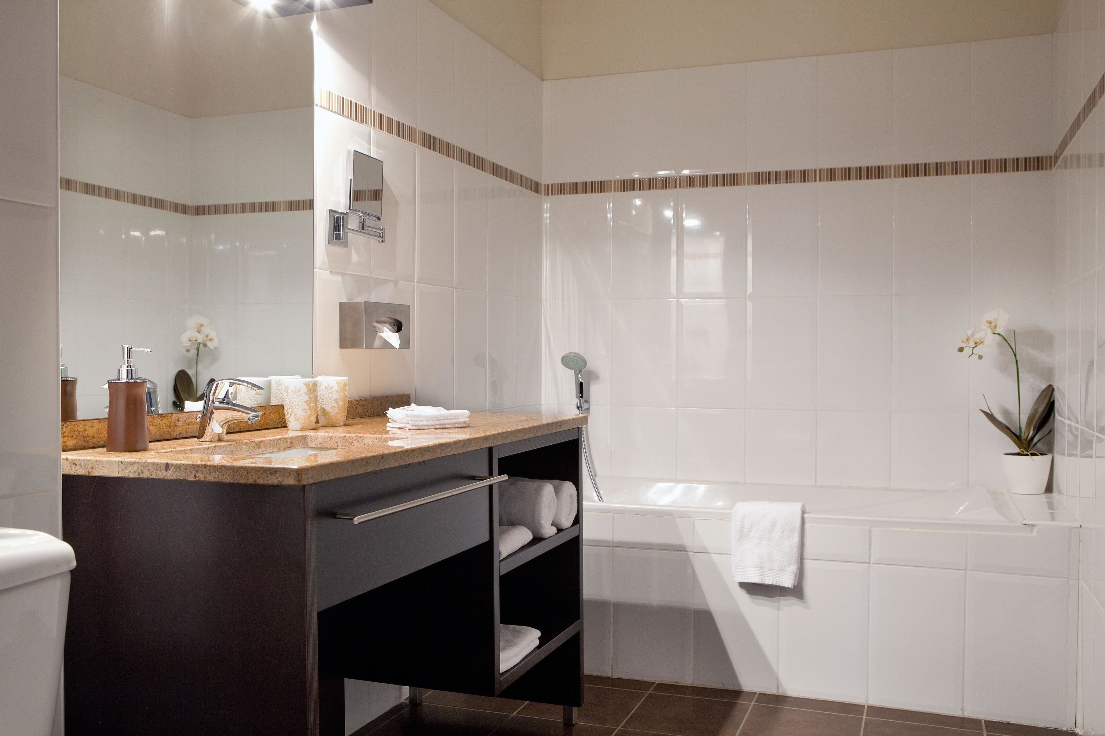 superior double or twin room, bathtub | bathroom | free toiletries, hair dryer, towels, soap