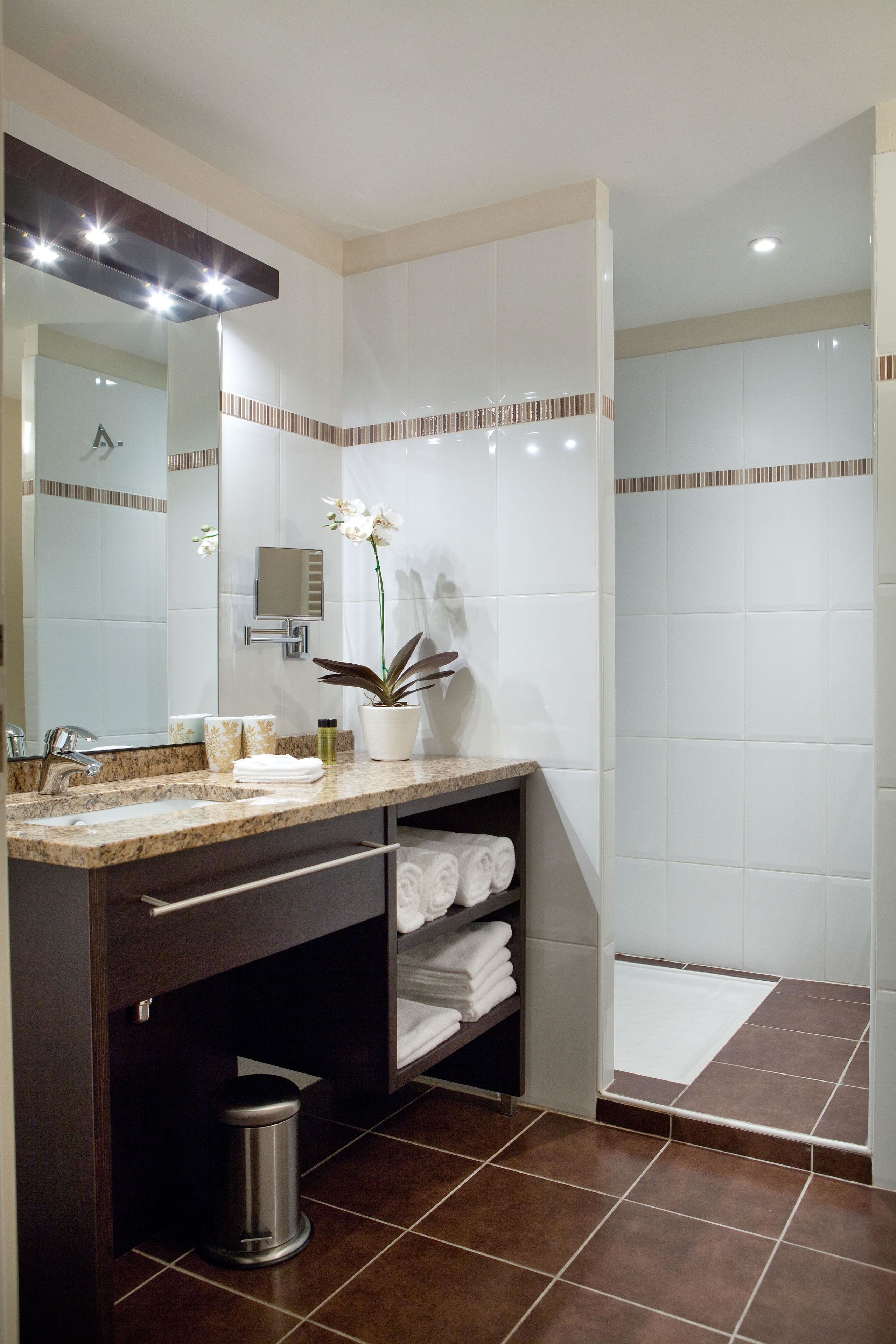 standard double room | bathroom | free toiletries, hair dryer, towels, soap
