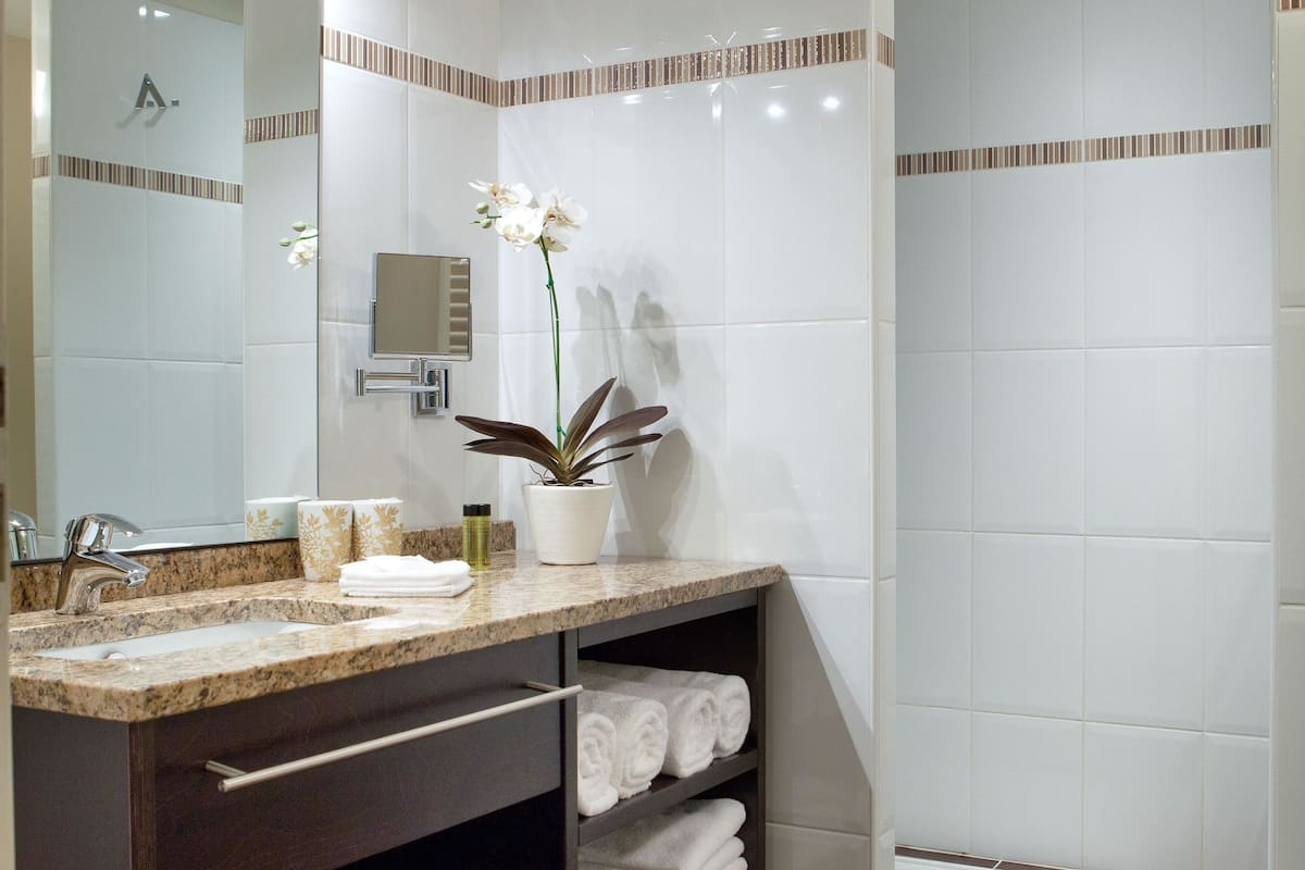 standard double room | bathroom | free toiletries, hair dryer, towels, soap