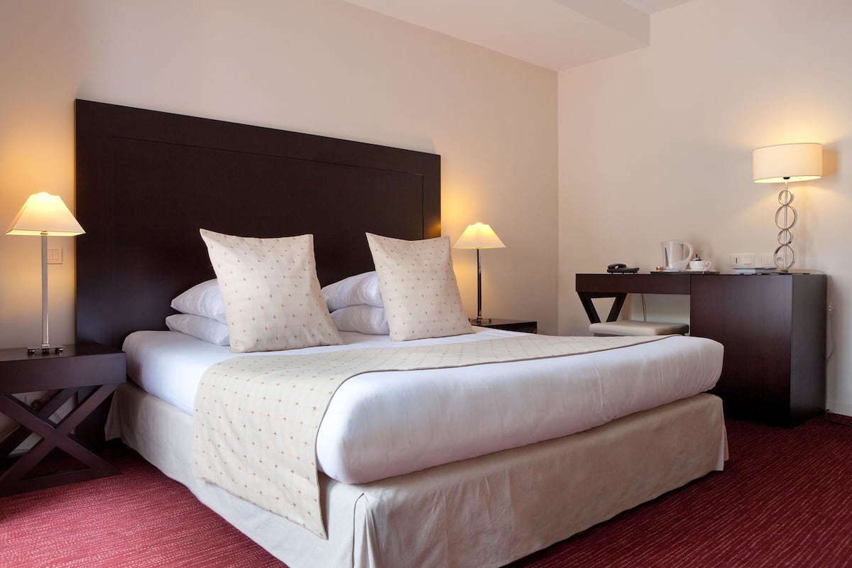 Premium bedding, minibar, in-room safe, desk