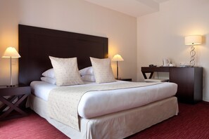 高级双人房或双床房, 浴缸 | 高档床上用品、迷你吧、客房内保险箱、办公桌