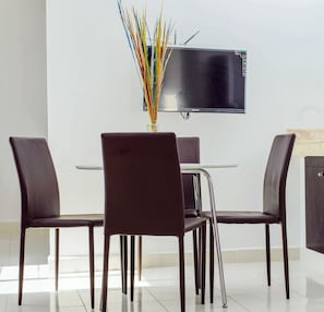 Suite studio, 1 lit double, cuisine (Deposit will be required) | Repas dans la chambre