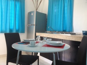 Studio Suite, 1 Double Bed, Kitchen (Deposit will be required) | Private kitchenette | Full-size fridge, stovetop, coffee/tea maker, cookware/dishes/utensils - Ca' del Sol Condo Hotel (Playa del Carmen)